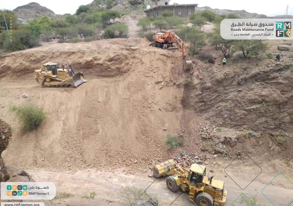 الفرق الفنية تباشر أعمالها بمشروع نقيل الربض في الضالع