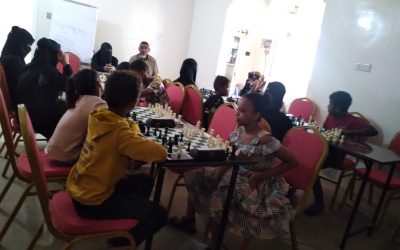 رئيسة جمعية البركة تقوم بزيارة مركز تدريب الشطرنج بقاعة مؤسسة مبادرون بأبين…