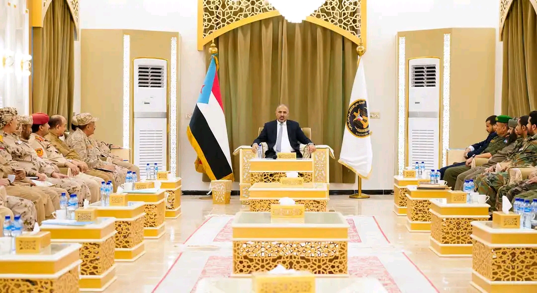 الرئيس القائد عيدروس الزُبيدي يرأس اجتماعا للقادة العسكريين والأمنيين بمحافظة لحج