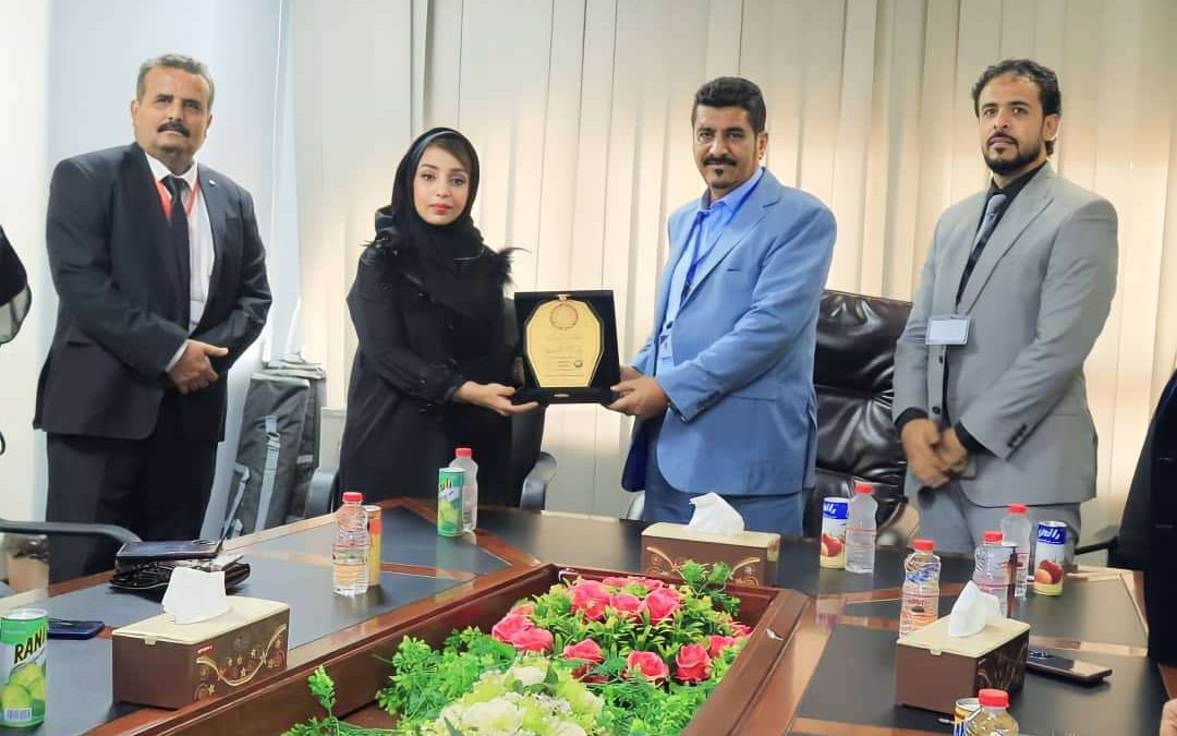 درع الجائزة الدولية لقادة المجتمع في يدي مدير مطار عدن الدولي
