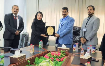 درع الجائزة الدولية لقادة المجتمع في يدي مدير مطار عدن الدولي
