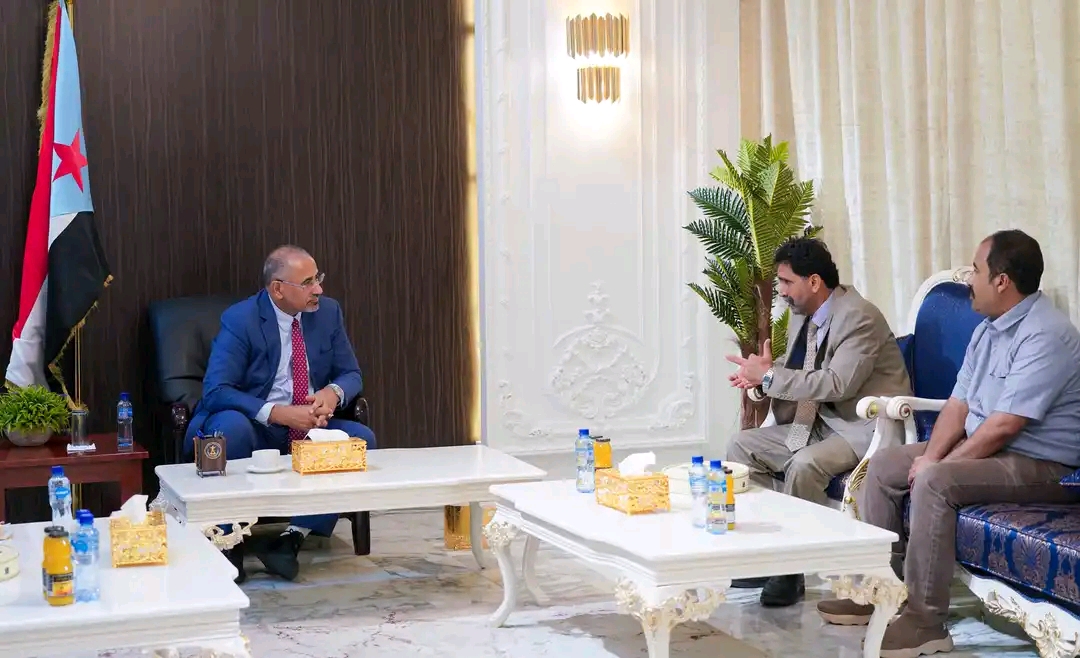 الرئيس القائد عيدروس الزُبيدي يطلع على الجهود التي تبذلها شركة الغاز للحفاظ على استقرار السوق المحلية