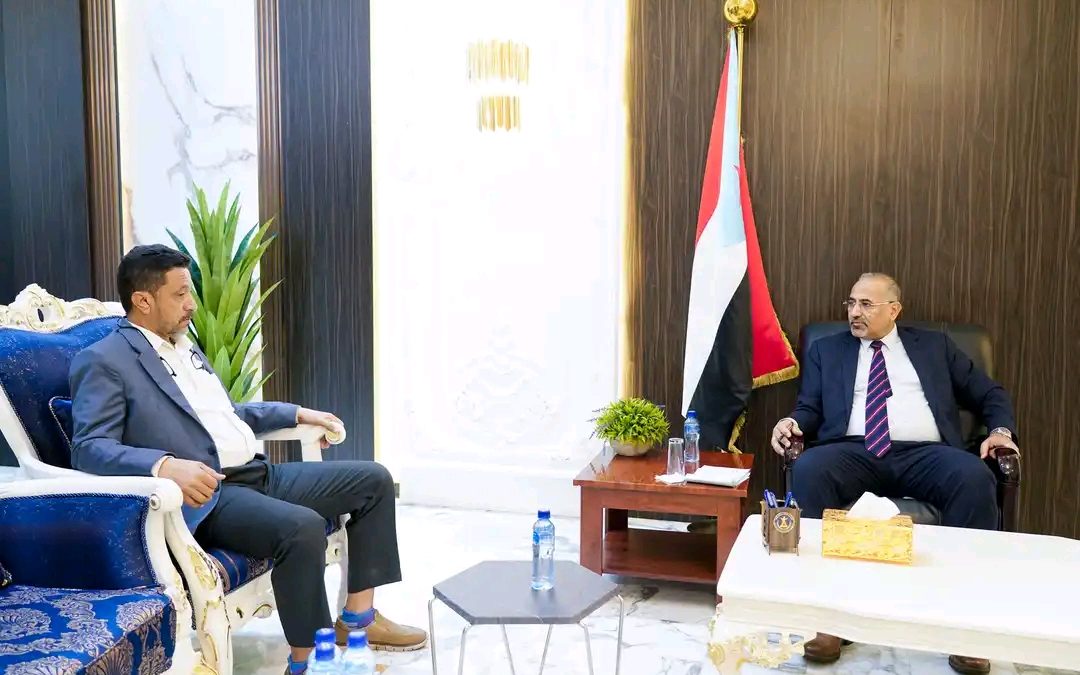الرئيس القائد عيدروس الزُبيدي يطّلع على خطط وبرامج قيادة انتقالي أبين لتطبيع الحياة بالمنطقة الوسطى