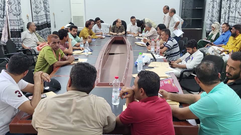 برئاسة مدير عام دارسعد؛ لجنة فتح المظاريف والمناقصات تستعرض العطاءات المقدمة في تنفيذ ثمانية مشاريع خدمية بالمديرية