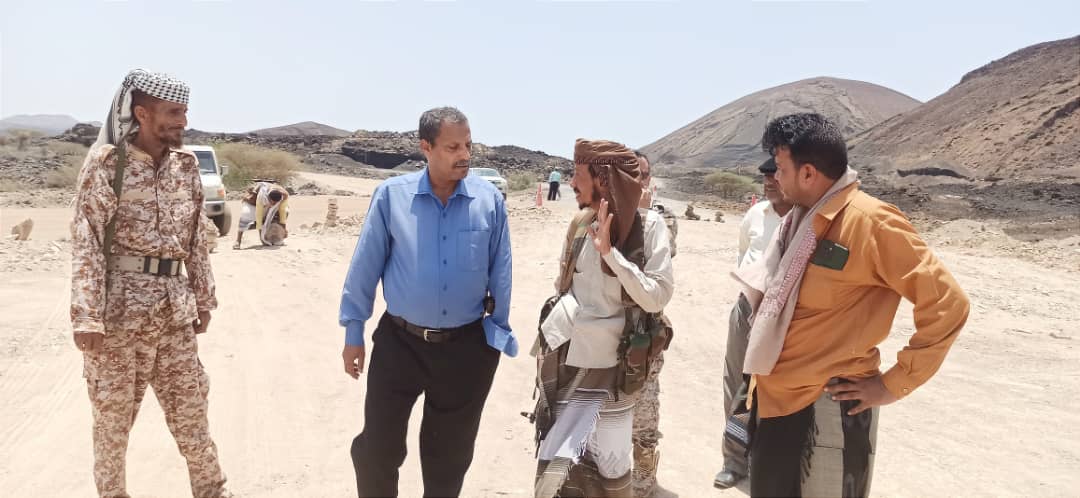 محافظ أبين يتفقد سير العمل بتوسعة طريق العرقوب