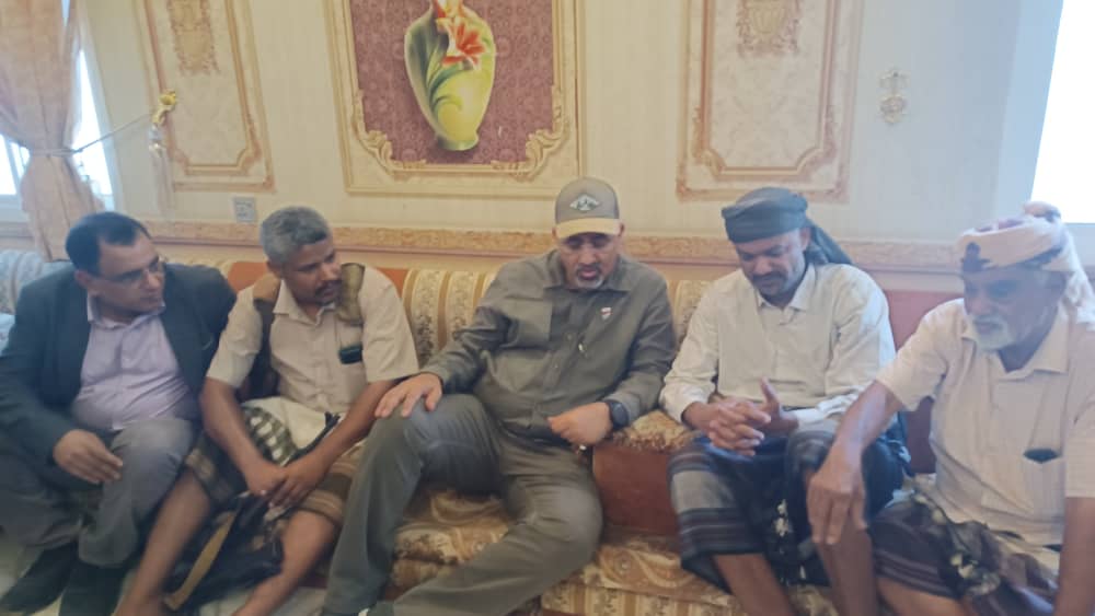 الرئيس القائد عيدروس الزُبيدي يقوم بزيارة إلى منزل الشهيد عبد اللطيف السيد