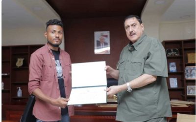 مدير أمن عدن يُكرّم الشباب الذين ساهموا بالقبض على قاتل ضحية توب سنتر