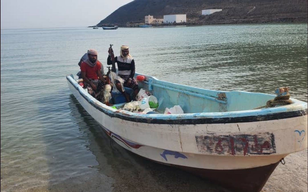 ألوية العمالقة الجنوبية تَضبط قاربًا يحمل أسلحة مهربة في باب المندب