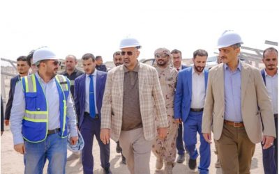 الرئيس الزُبيدي يتفقد سير العمل في مشروع محطة الطاقة الشمسية بالعاصمة عدن.