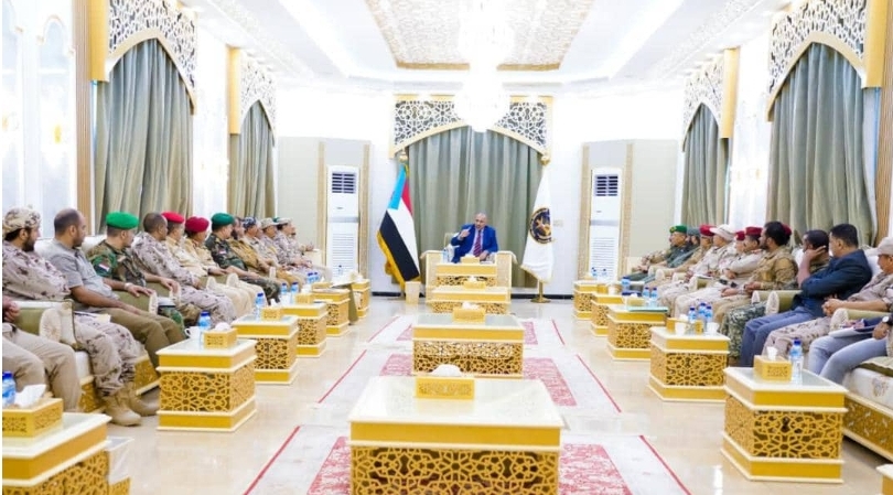 الرئيس الزُبيدي يترأس اجتماعا للقادة العسكريين والأمنيين بمحافظة الضالع