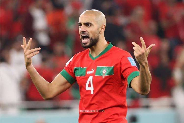 عملاق أوروبي يهدد انتقال أمرابط لمانشستر يونايتد