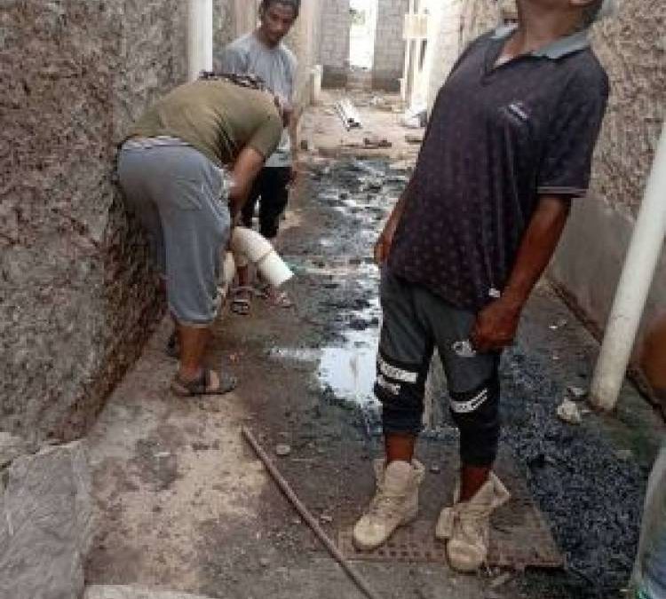 مبادرة كن إنسان تواصل المرحلة الثانية من السباكة لممرات الصرف الصحي المتبقية في منطقة القاهرة بعدن