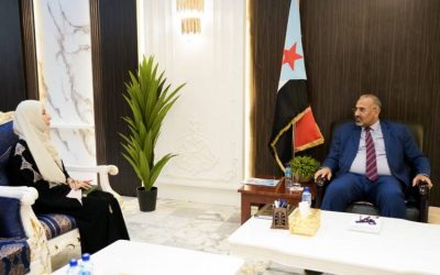 اللواء الزُبيدي يطّلع على سير العمل بجهاز تسريع استيعاب تعهدات المانحين