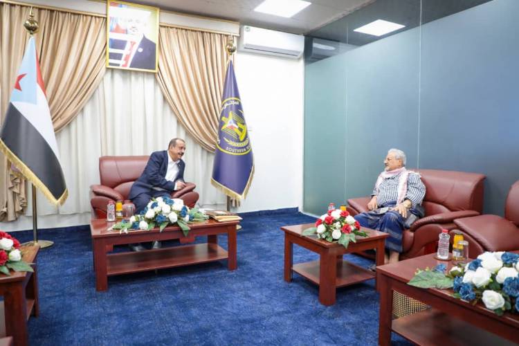 اللواء بن بريك يستقبل قائد القوى الجوية في جمهورية اليمن الديمقراطية الشعبية “سابقاً”