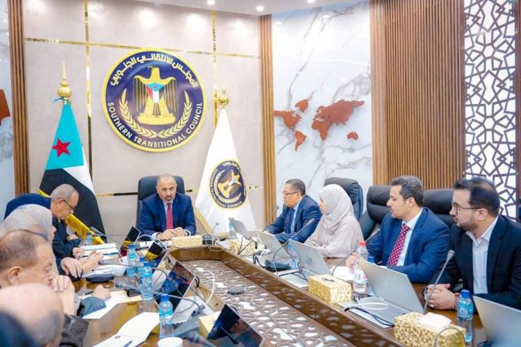 اللواء الزُبيدي يطّلع على سير العمل في الهيئات المساعدة