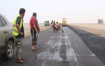 المدير التنفيذي لمدينة الخليج العربي يشرف على سفلتة شوارع الاربعين في المدينة
