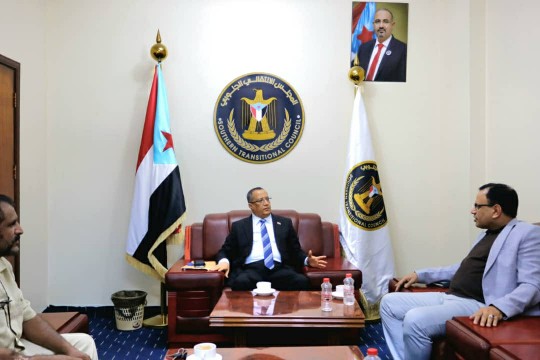 وزراء وشخصيات سياسية يطمئنون على صحة الدكتور ناصر الخُبجي