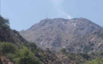 أجانب وتجار محليون يتوجهون إلى إحدى جبال أبين لشراء كميات من الأحجار النفيسة