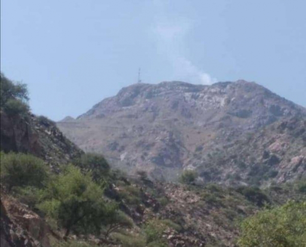 أجانب وتجار محليون يتوجهون إلى إحدى جبال أبين لشراء كميات من الأحجار النفيسة