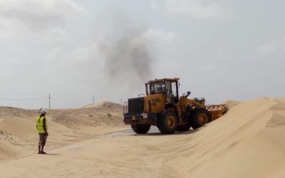 صندوق صيانة الطرق شبوة .. يواصل عملية إزالة الرمال على طريق النقية المكلا منطقة النشيمه.