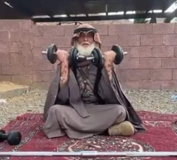 أثبت مقولة “أن العمر مجرد رقم”..مسن سعودي يثير تفاعلاً على وسائل التواصل بسبب لياقته البدنية