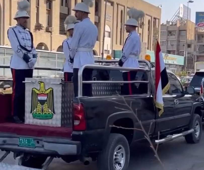 تشييع مهيب للشاعر كريم العراقي.. ونقل جثمانه لمثواه الأخير