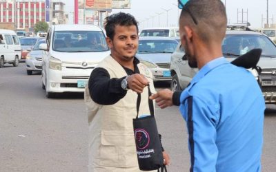 في لفتةٍ إنسانيةٍ.. مبادرة “أنا أستطيع لبناء السلام” تدشن توزيع المياه على رجال المرور بعدن