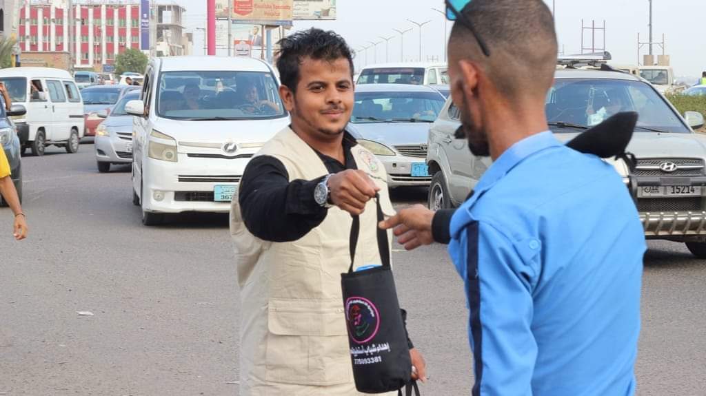 في لفتةٍ إنسانيةٍ.. مبادرة “أنا أستطيع لبناء السلام” تدشن توزيع المياه على رجال المرور بعدن
