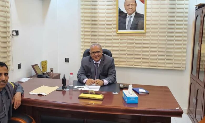 وزير التخطيط يناقش مع مدير عام مديرية عين شبوة احتياجات المديرية من المشاريع التنموية والإنسانية