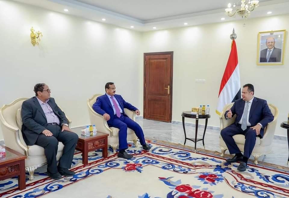 رئيس الوزراء خلال لقاءه بالمحافظ ابن الوزير.. يشدد على مضاعفة الجهود لتحسين الخدمات وتعزيز الاستقرار في شبوة
