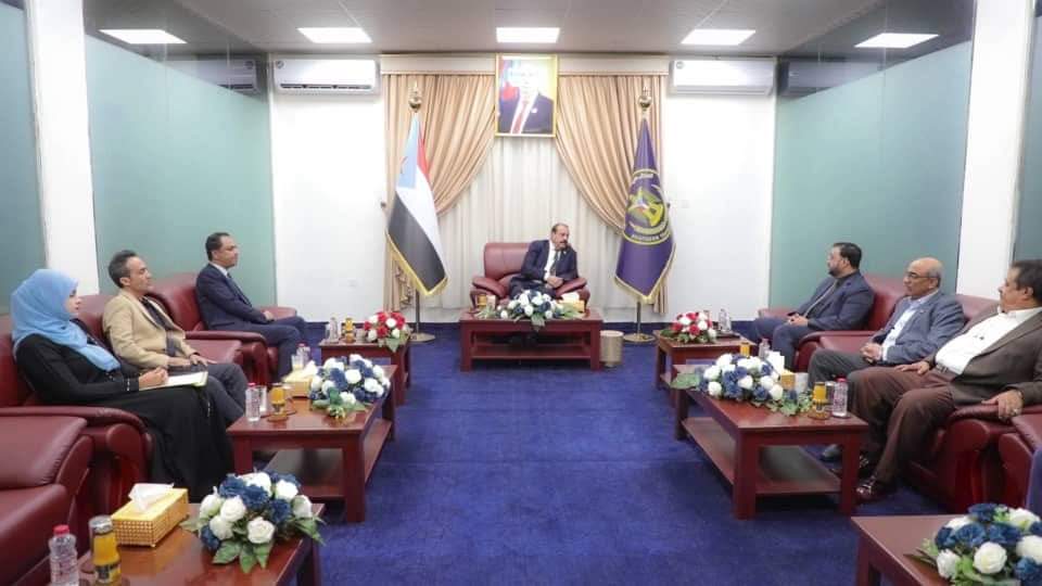 اللواء بن بريك يلتقي وزير الأشغال العامة والطرق في العاصمة عدن