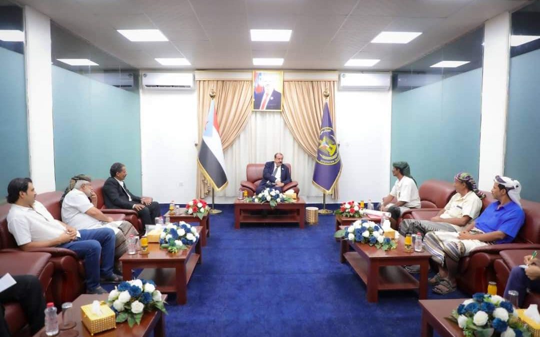 اللواء بن بريك يلتقي رئيس القيادة المحلية لمديرية مكيراس وعددًا من الشخصيات الاجتماعية بالمديرية