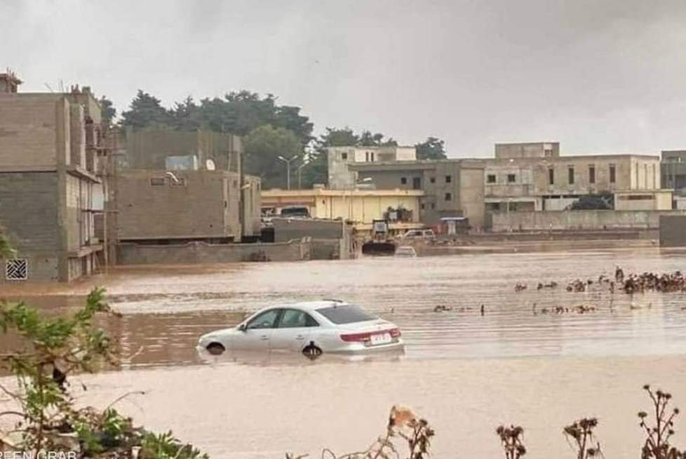 تداعيات العاصفة دانيال.. مياه السيول تغرق مدينة سوسة الليبية