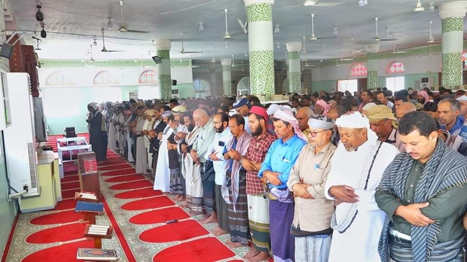 يتقدمهم قيادة السلطة المحلية… جموع غفيرة تشيع جثمان الفقيد عادل باقتاده إلى مثواه الأخير
