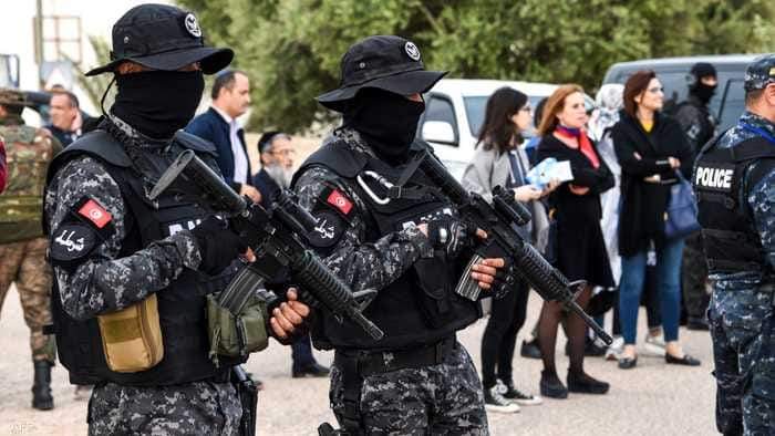 منهم رئيس حكومة.. أوامر اعتقال دولية لمسؤولين سابقين في تونس