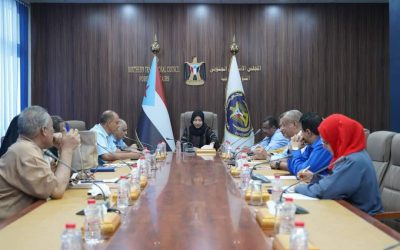 المحامية نيران سوقي تعقد اجتماعاً بقيادة اللجان المجتمعية بالعاصمة عدن