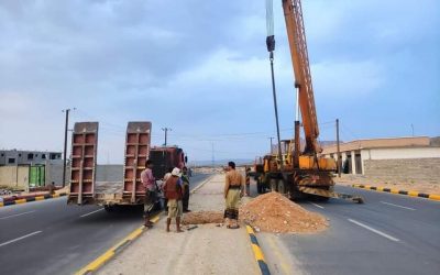 تأكيدا لتوجهات المحافظ بن الوزير .. البدء بتركيب أعمدة إنارة شوارع المدينة الرياضية في عتق