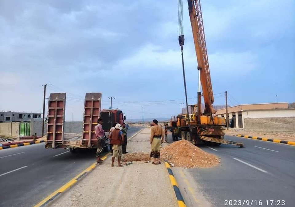 تأكيدا لتوجهات المحافظ بن الوزير .. البدء بتركيب أعمدة إنارة شوارع المدينة الرياضية في عتق