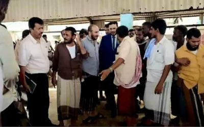 برعاية المحافظ بن الوزير وبتكلفة بلغت 400 ألف دولار تسليم موقع مشروع الإنزال السمكي في رضوم