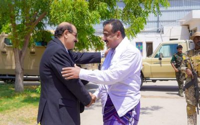 بعد زيارة عمل خارجية ناجحة… المحافظ بن الوزير يعود بسلامة الله وحفظه إلى العاصمة عتق.