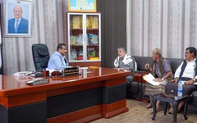 المحافظ بن الوزير يناقش مع مدير عام مشروع ميناء قنا التجاري أبرز القضايا المتعلقة بالمشروع.