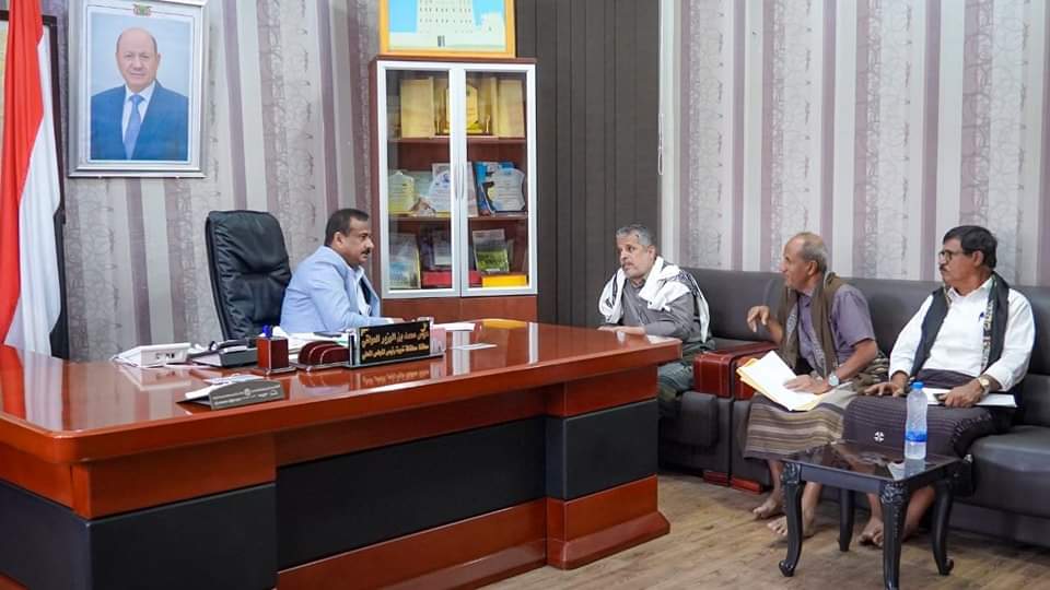 المحافظ بن الوزير يناقش مع مدير عام مشروع ميناء قنا التجاري أبرز القضايا المتعلقة بالمشروع.