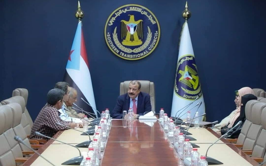 اللواء بن بريك يؤكد أهمية المشاريع المحلية ودورها الفعال في المجتمع