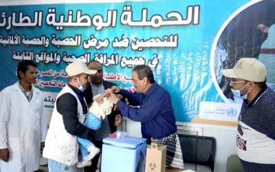 الأمين العام للمجلس المحلي بشبوة يدشن الحملة الوطنية الطارئة للتحصين ضد الحصبة في مديرية عين