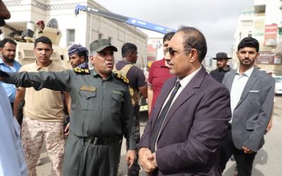 المحافظ بن ماضي يتفقد حملة إزالة مظاهر باعة القات بديس المكلا ويشدد  على رفع السيارات والمظاهر المشوهة للموقع