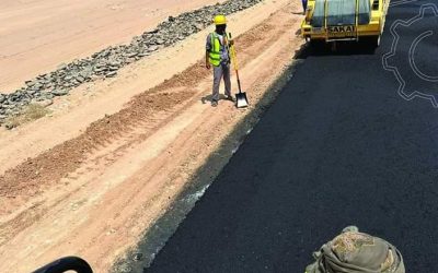 الطريق الدولي عتق العبر… الفرق الفنية تواصل أعمال الصيانة وإعادة التأهيل للمقطع الثالث..