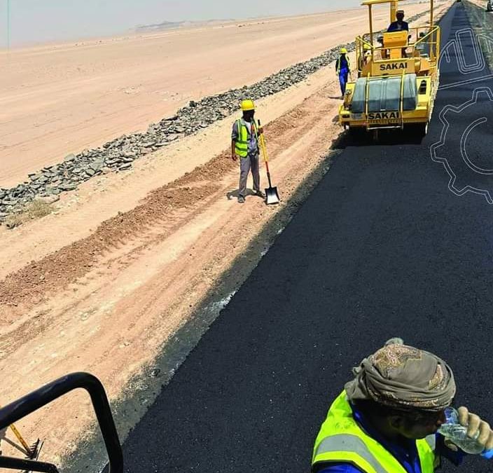 الطريق الدولي عتق العبر… الفرق الفنية تواصل أعمال الصيانة وإعادة التأهيل للمقطع الثالث..