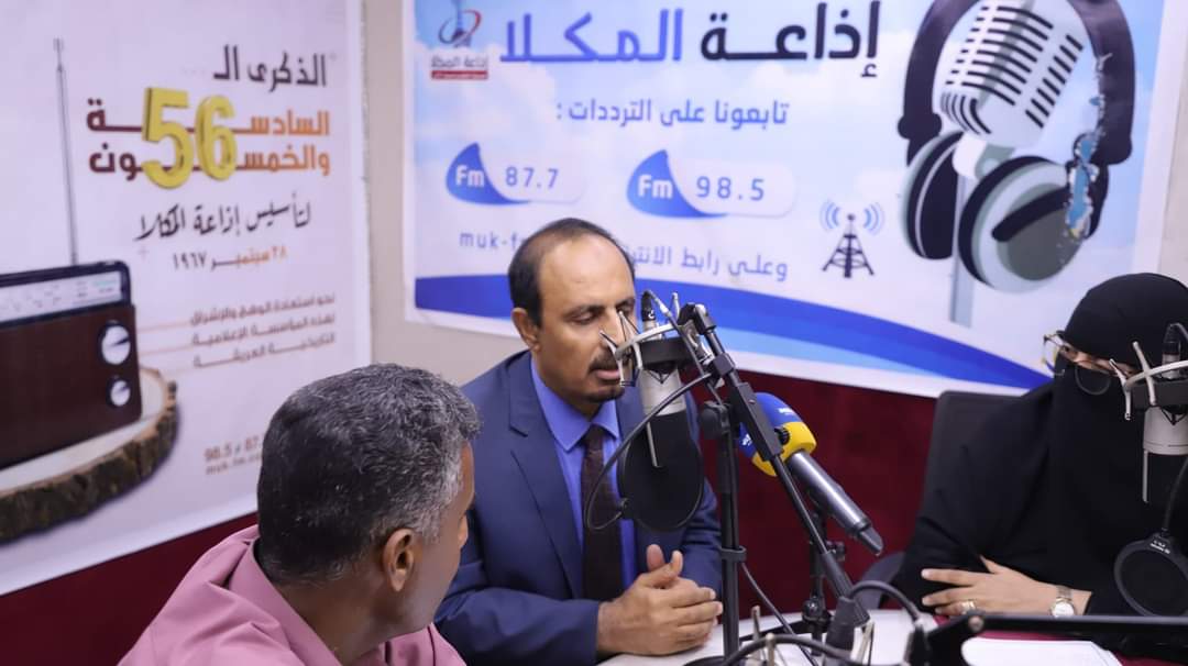 محافظ حضرموت يشارك إذاعتي المكلا وسيئون احتفالات التأسيس