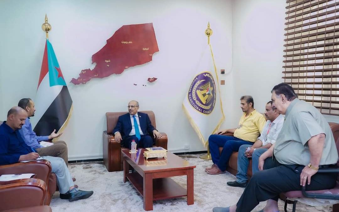 الكثيري يطّلع على الصعوبات التي تواجهها مؤسسة مياه عدن وخططها لتحسين الخدمة