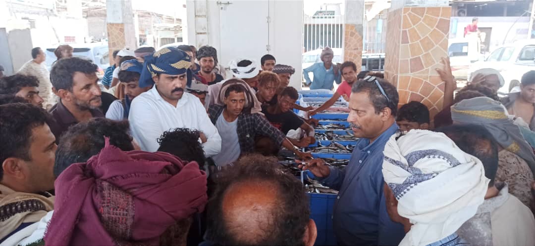 محافظ أبين يقوم بزيارة ميدانية لمركز الانزال السمكي للجمعيات التعاونية السمكية بمنطقة شقرة الساحلية